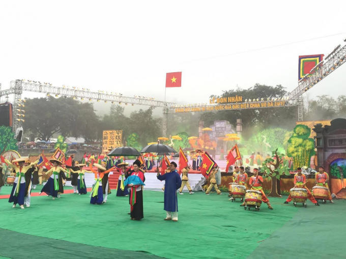 Nhiều hoạt động văn nghệ diễn ra trong ngày lễ đón nhận bằng.