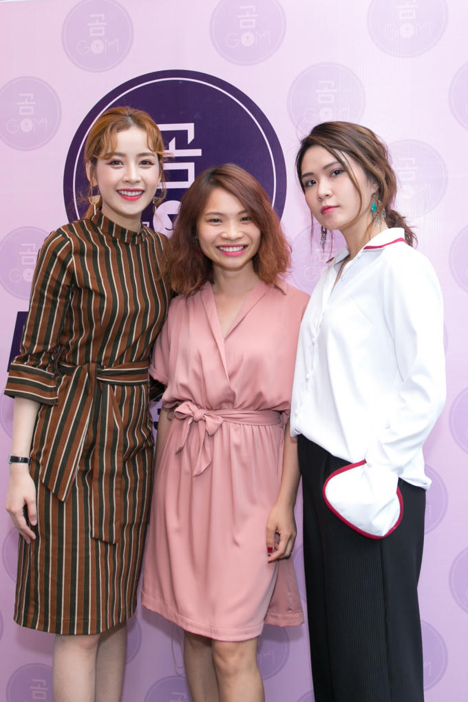 Chi Pu và stylist Zoe (áo trắng).