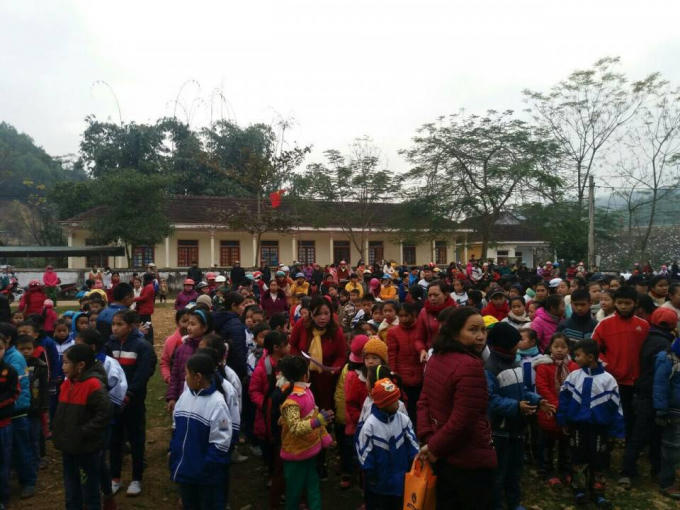 Nhiều em học sinh đứng xếp hàng đợi những phần quà từ chương trình.