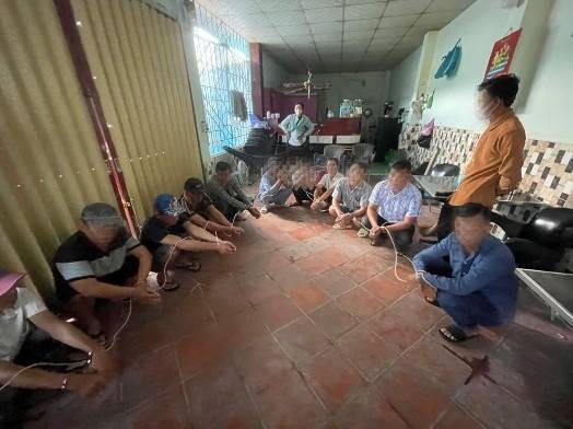 Các đối tượng bị bắt quả tang tại quán cà phê