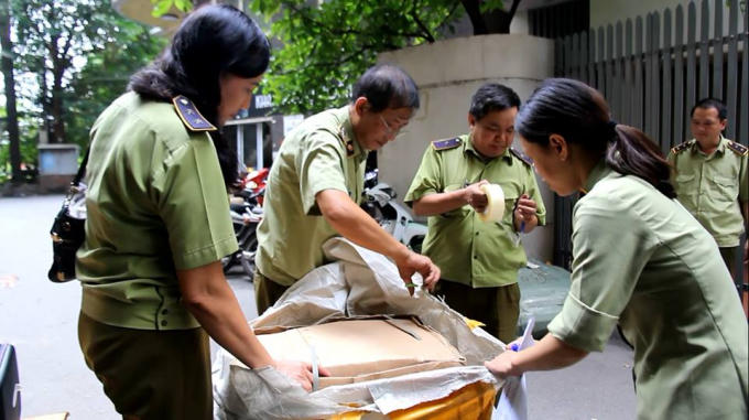 Lực lượng chức năng tiến hành thu giữ số hàng trên.