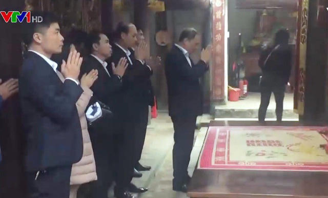 Hình ảnh cán bộ đi lễ trong giờ hành chính xuất hiện trên VTV1 (ảnh cắt từ clip VTV)