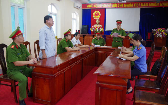 Hà Giang: Bắt giữ 2 chủ tịch xã ăn chặn tiền của người dân