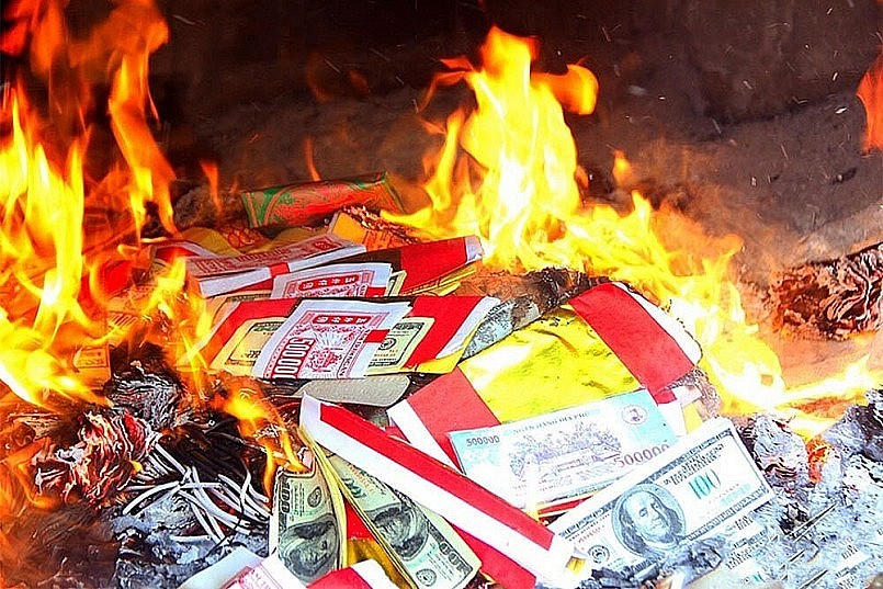 Đảm bảo an toàn phòng cháy chữa cháy khi thắp hương thờ cúng, đốt vàng mã dịp Tết Nguyên đán 2025