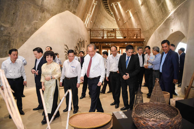 Hoa hậu, Á hậu đón Phó Thủ tướng thường trực Trương Hòa Bình tại Bảo tàng thế giới cà phê