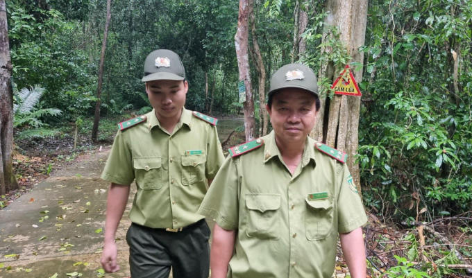 Nằm tách biệt trong rừng sâu, ngay từ khi có dịch, Trạm Kiểm lâm Di tích Trung ương Cục Miền Nam đã thực hiện lệnh cấm trại, bảo vệ khu di tích lịch sử cấp Quốc gia này thành vùng an toàn, miễn nhiễm với dịch COVID – 19.