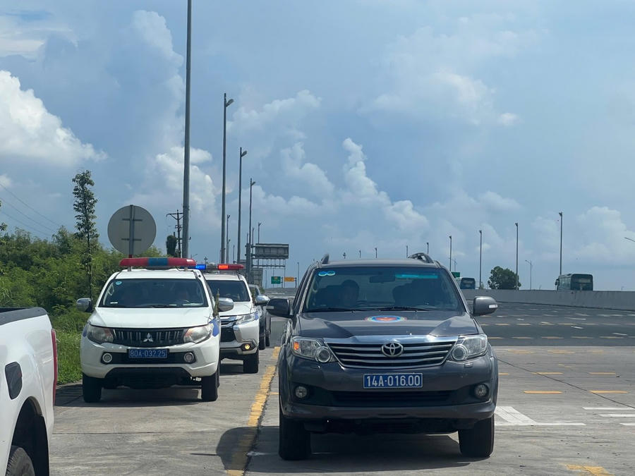 Các lực lượng chức năng trong đó có lực lượng CSGT có mặt tại hiện trường.