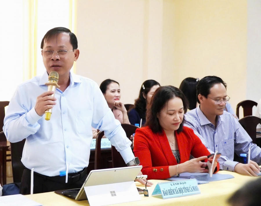 Ông Trịnh Trung Kiên - Giám đốc BHXH tỉnh Cà Mau báo cáo kết quả và chia sẻ mô hình hay tại Hội nghị tổng kết phong trào thi đua năm 2024 (Bảo hiểm xã hội Việt Nam tổ chức tại Cần Thơ ngày 27/12/2024).