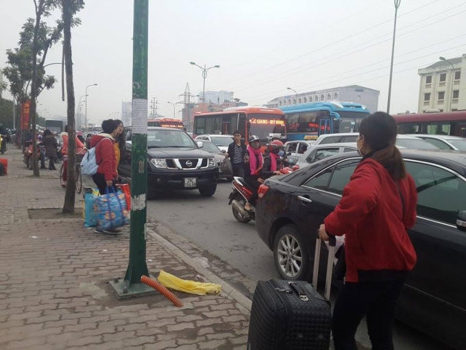 Những hành khách có vẻ như đã rất quen thuộc với địa điểm xe đón khách.