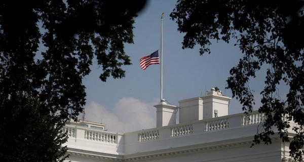 Cờ rủ được treo trên nóc Nhà Trắng hôm 27/8. Ảnh: Reuters.