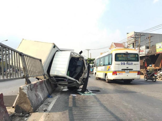 Xe tải vắt vẻo trên dải phân cách.