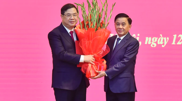 Thường trực Ban Bí thư Trần Cẩm Tú trao Quyết định và chúc mừng đồng chí Phạm Gia Túc được Bộ Chính trị tin tưởng giao nhiệm vụ mới.
