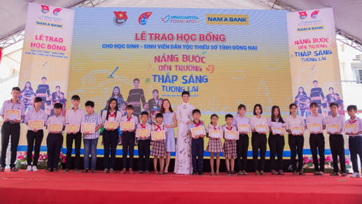 Hoa hậu Hoàn vũ Việt Nam 2017 H’Hen Niê – Đại sứ Nhân Ái của Nam A Bank cùng Chị Trần Trung Nghĩa – Đại diện tổ chức VinaCapital Foundation trao học bổng và chụp ảnh với các em.