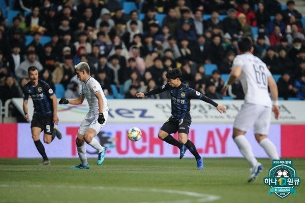 Báo chí Hàn nhận xét, có nhiều cầu thủ nước ngoài đến K-League nhưng chưa ai lại được quan tâm như Công Phượng