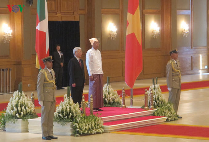 Hai nhà Lãnh đạo đã nói chuyện thân mật, trao đổi thân tình và bày tỏ những tình cảm chân thành, những ấn tượng sâu sắc về lịch sử, đất nước, con người cũng như quan hệ Việt Nam – Myanmar. Sau cuộc gặp riêng, Tổng Bí thư Nguyễn Phú Trọng đã tiến hành hội đàm với Tổng thống Myanmar Htin Kyaw