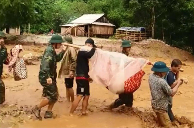 Hơn 100 người dân đã được bộ đội biên phòng đưa đến nơi an toàn sau nhiều ngày bị lũ cô lập.