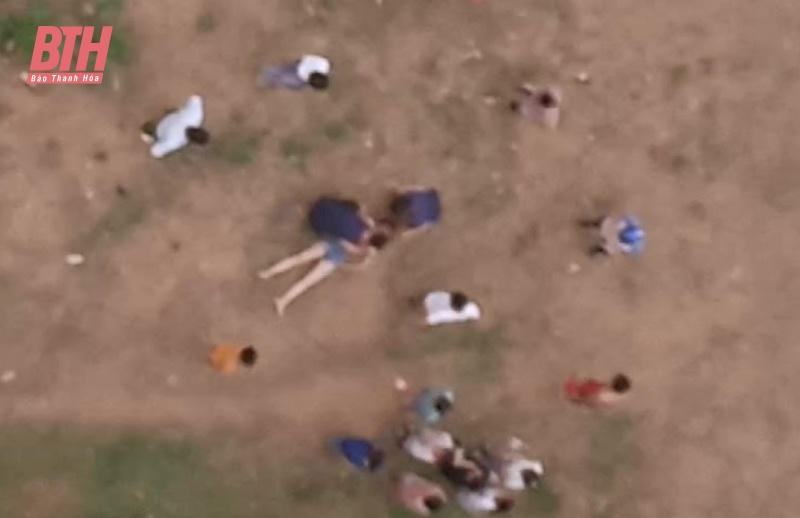 Nạn nhân V.T.D được đưa các cán bộ BCH quân sự cứu vào bờ và thực hiện các biện pháp sơ cứu ban đầu. (Ảnh: Báo Thanh Hoá)