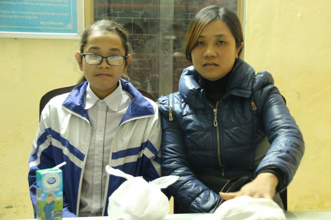 Cháu Quỳnh và mẹ gặp nhau tại Đội CSGT Công an thành phố Phủ Lý.