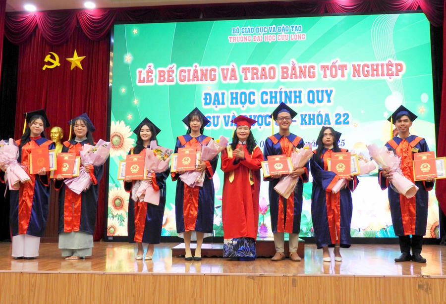 TS. Đặng Thị Ngọc Lan – Phó Hiệu trưởng Trường Đại học Cửu Long trao giấy khen và Bằng tốt nghiệp cho sinh viên có thành tích xuất sắc