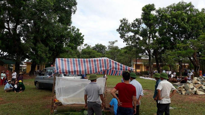 Sau khi xảy ra tai nạn, người dân cùng thân nhân 2 cháu đã có mặt tại hiện trường vụ việc.