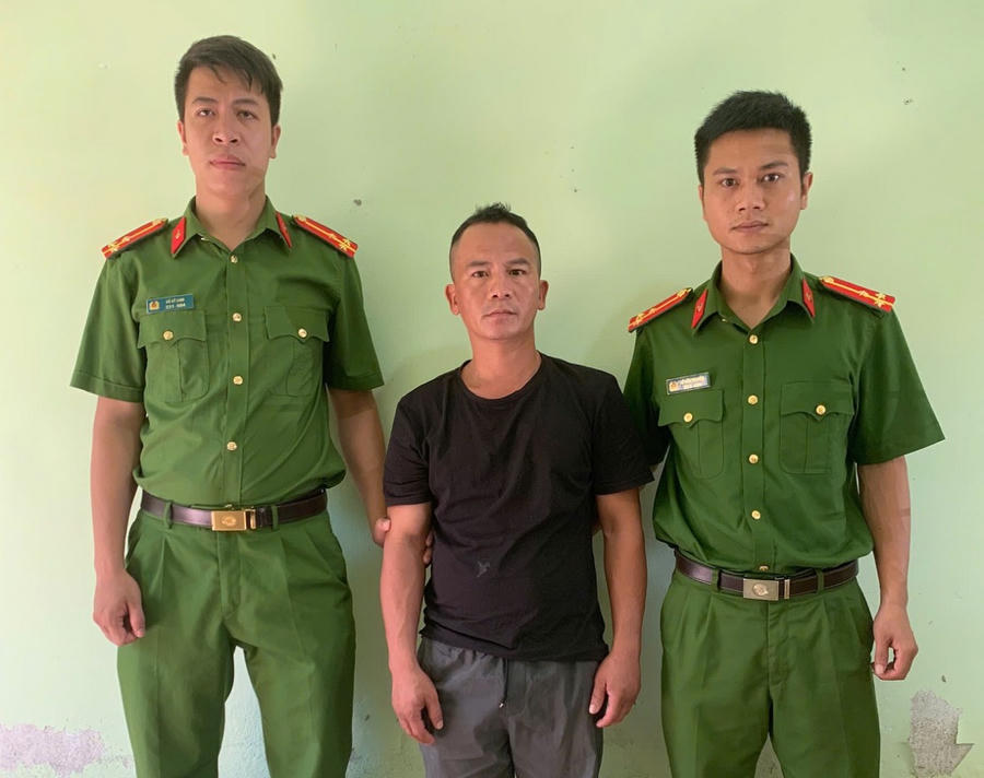Ngô Ngọc Cường (giữa) trộm tiền để trả nợ cờ bạc - Ảnh Công an Nghệ An.