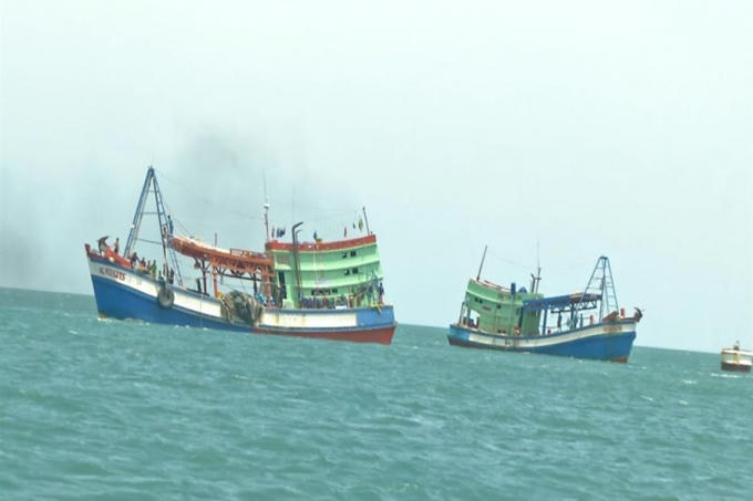 Tàu giã cào khai thác thủy sản trái phép bị bắt giữ. Ảnh: Đình Tiến.