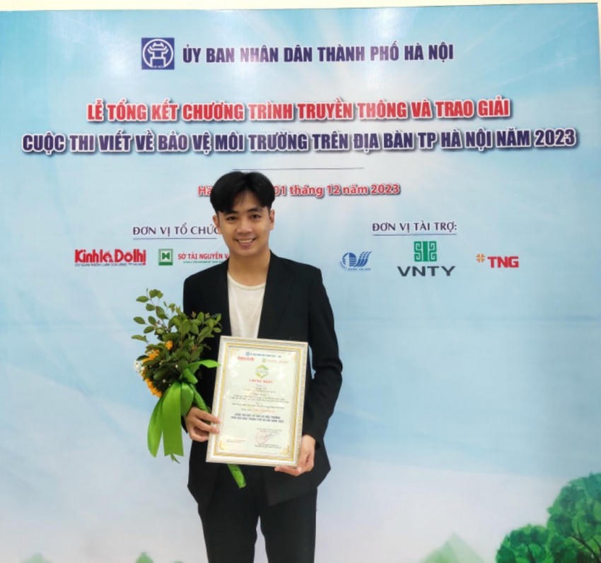 Phóng viên Lê Hải, đại diện nhóm tác giả nhận giải báo chí về môi trường.