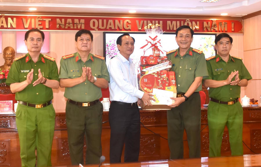 Ông Phạm Văn Thiều – Phó Bí thư Tỉnh ủy, Chủ tịch UBND tỉnh Bạc Liêu, chúc Tết Công an tỉnh Bạc Liêu.