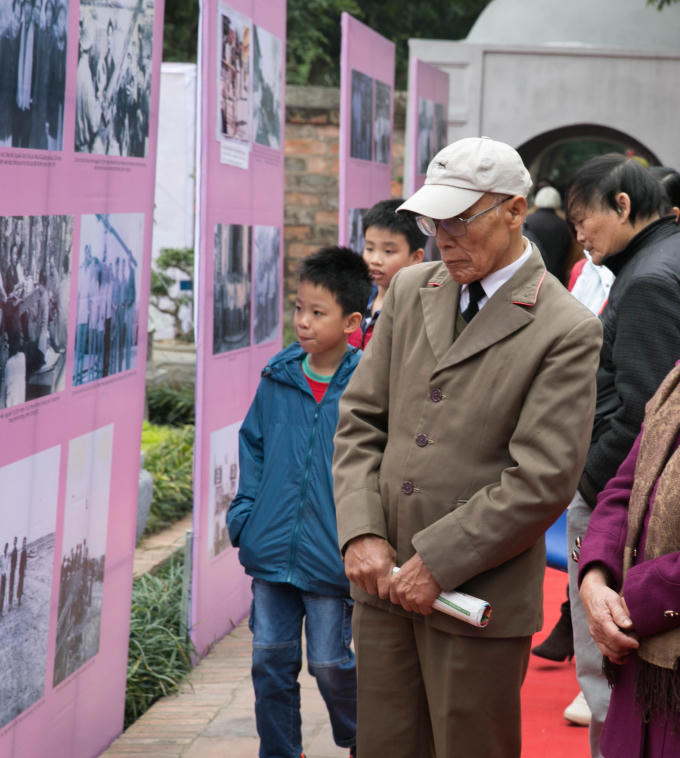 Một góc triển lãm ảnh về những năm tháng hoạt động của Hội Nhà văn Việt Nam bên cạnh Khuê Văn Các.