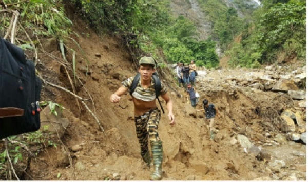 Các phu vàng lũ lượt rời mỏ vàng sau vụ sập hầm vùi lấp cả chục phu vàng xấu số. Ảnh: NP