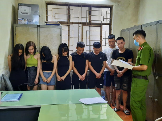 Các đối tượng tại cơ quan công an.