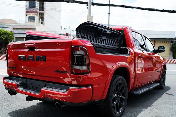 ram-1500-laramie-night-edition-56-1632567121746168820512