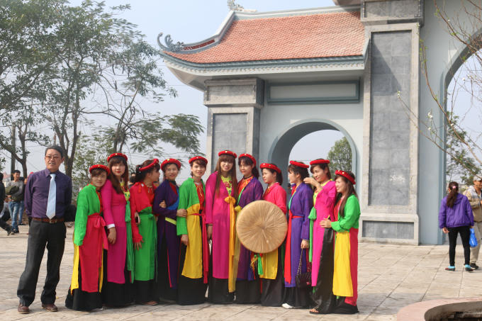 Giới trẻ th&iacute;ch th&uacute; diện &aacute;o d&agrave;i tứ th&acirc;n đi trẩy hội Lim