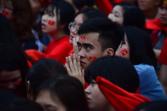 Họ bồi hồi khi Quang Hải chuẩn bị thực hiện cú sút phạt ngoài vòng cấm...