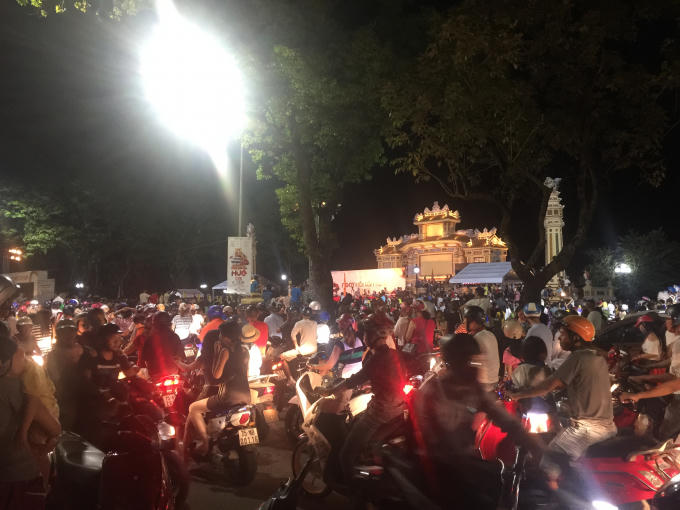 “Ngày Hội Lân” thu hút hàng ngàn người dân đến xem.