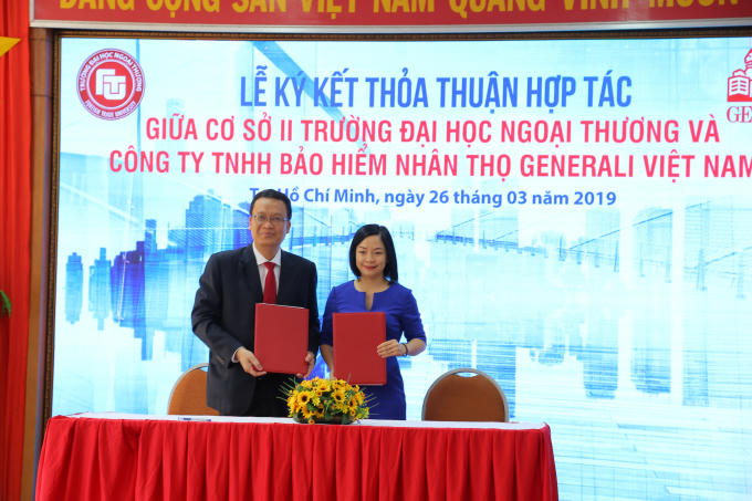 PGS. TS Nguyễn Xuân Minh – Giám đốc cơ sở II và bà Phạm Lan Anh – Giám đốc Nhân sự Generali Việt Nam ký thỏa thuận hợp tác.