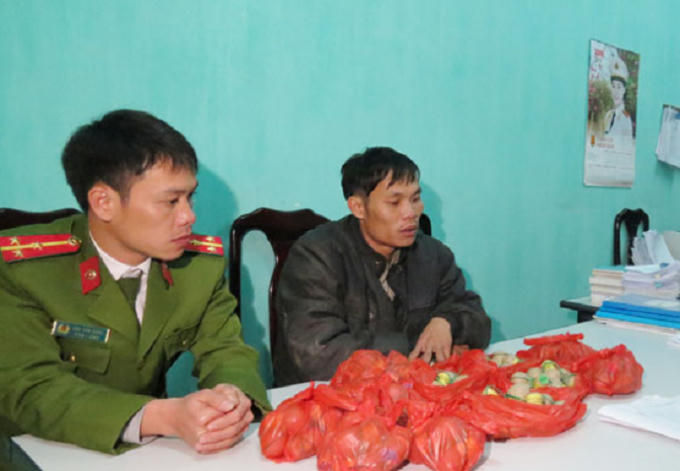 Đối tượng Triệu Dầu Vượng cùng với hơn 100 quả pháo trứng tại Cơ quan CSĐT.