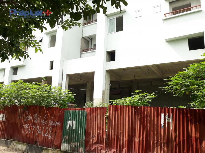 Trước đó, sáng 11/1/2019, công nhân thi công tại công trình nhà tái định cư TĐC N01- D17 Duy Tân, phường Dịch Vọng, (Cầu Giấy, Hà Nội) căng băng rôn phản đối, đòi quyền lợi về việc UBND quận Cầu Giấy, Ban Quản lý Dự án Đầu tư Xây dựng (QLDA ĐTXD) quận Cầu Giấy đã nhiều năm chưa trả tiền công cho công nhân.