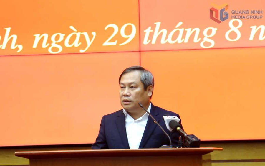 Ông Vũ Đại Thắng, Ủy viên Trung ương Đảng, Bí thư Tỉnh ủy Quảng Ninh, Trưởng Đoàn ĐBQH tỉnh phát biểu tại hội nghị.
