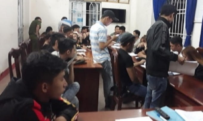 Công an Quảng Nam phát hiện hàng chục nam thanh, nữ tú mở đại tiệc ma túy trong quán karaoke.