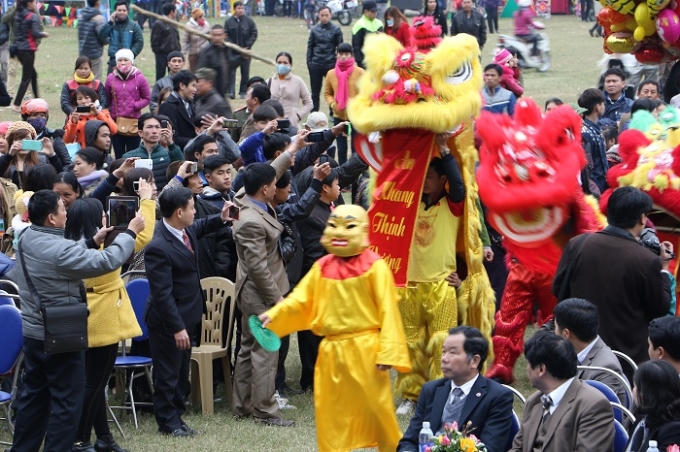 Màn múa lân của CLB Văn hóa - Thể thao huyện Ba Bể (Bắc Kạn) mở đầu cho nghi thức rước cỗ dâng cúng thần linh cầu mưa thuận, gió hòa trong Lễ hội truyền thống Lồng Tồng Ba Bể.  Ảnh: Trung Du.