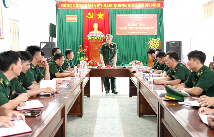 Đại tá Nguyễn Văn Ngọc - Phó Chỉ huy trưởng Nghiệp vụ BĐBP tỉnh Cà Mau, phát biểu kết luận kiểm tra tại Đồn biên phòng Khánh Hội.