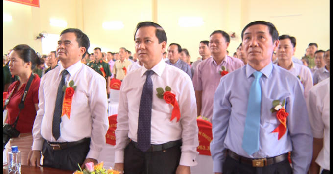 Đại diện các vị khách quý về dự lễ kỷ niệm 60 năm thành lập xã Lục Sơn.