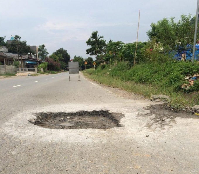 "Hố trâu" xuất hiện gần 2 năm hay xảy ra tai nạn nhưng không có đơn vị nào sửa chữa. Ảnh: Vương Mạnh.