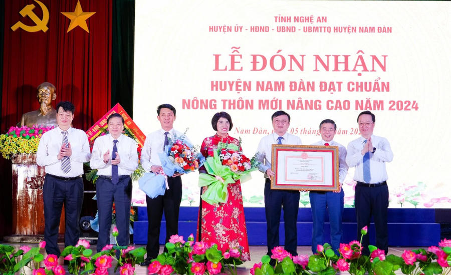 Lãnh đạo tỉnh Nghệ An và Phó Chánh Văn phòng NTM Trung ương trao Bằng công nhận huyện Nam Đàn đạt chuẩn NTM nâng cao.
