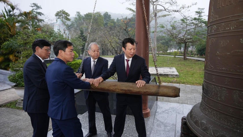 Lãnh đạo tỉnh Thừa Thiên Huế và thành phố Huế thỉnh chuông tại tháp chuông Hoà Bình.