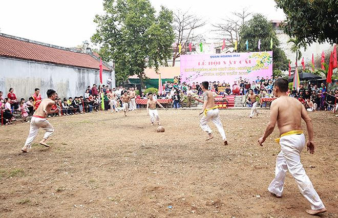 Sau khi tiếng còi hiệu lệnh cất lên bốn đội từ góc sân lao nhanh ra cướp cầu mang về hố của mình.