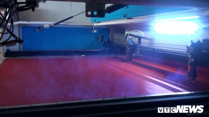 Gia đình anh Phục đã có hơn 20 năm làm nghề sản xuất cờ Tổ quốc, băng rôn. Hiện với một chiếc máy cắt laser, mỗi ngày cơ sở có thể sản xuất ra hàng nghìn chiếc băng rôn và cờ đỏ sao vàng.