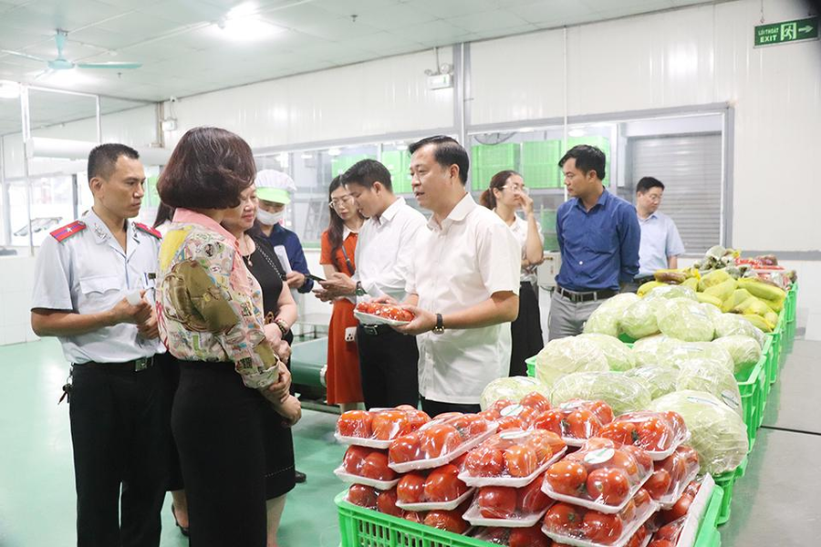 Đoàn kiểm tra liên ngành công tác an toàn thực phẩm kiểm tra tại các địa bàn.