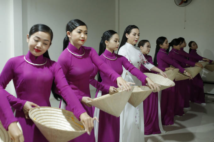 Phi Nhung lần đầu kể chuyện nhận nuôi 21 đứa con